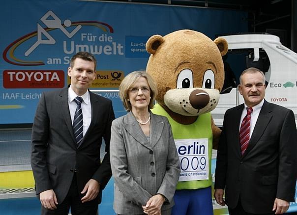 von links André Schmidt, Marketing-Chef Toyota Deutschland, Bärbel Dieckmann, Oberbürgermeisterin Bonn und Christian Stiefelhagen, CSO Deutsche Post. Foto: Auto-Reporter/Toyota